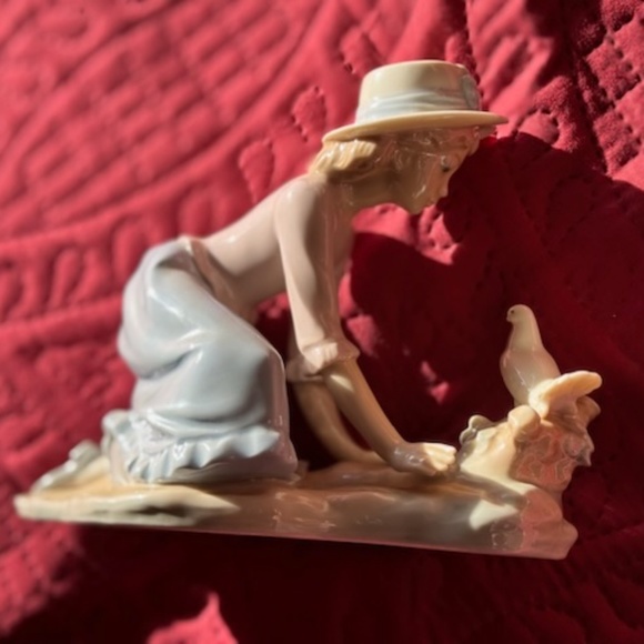 Lladro figurine, vintage figurine Caressing the Dove  BEAUTIFUL!! - Picture 3 of 9